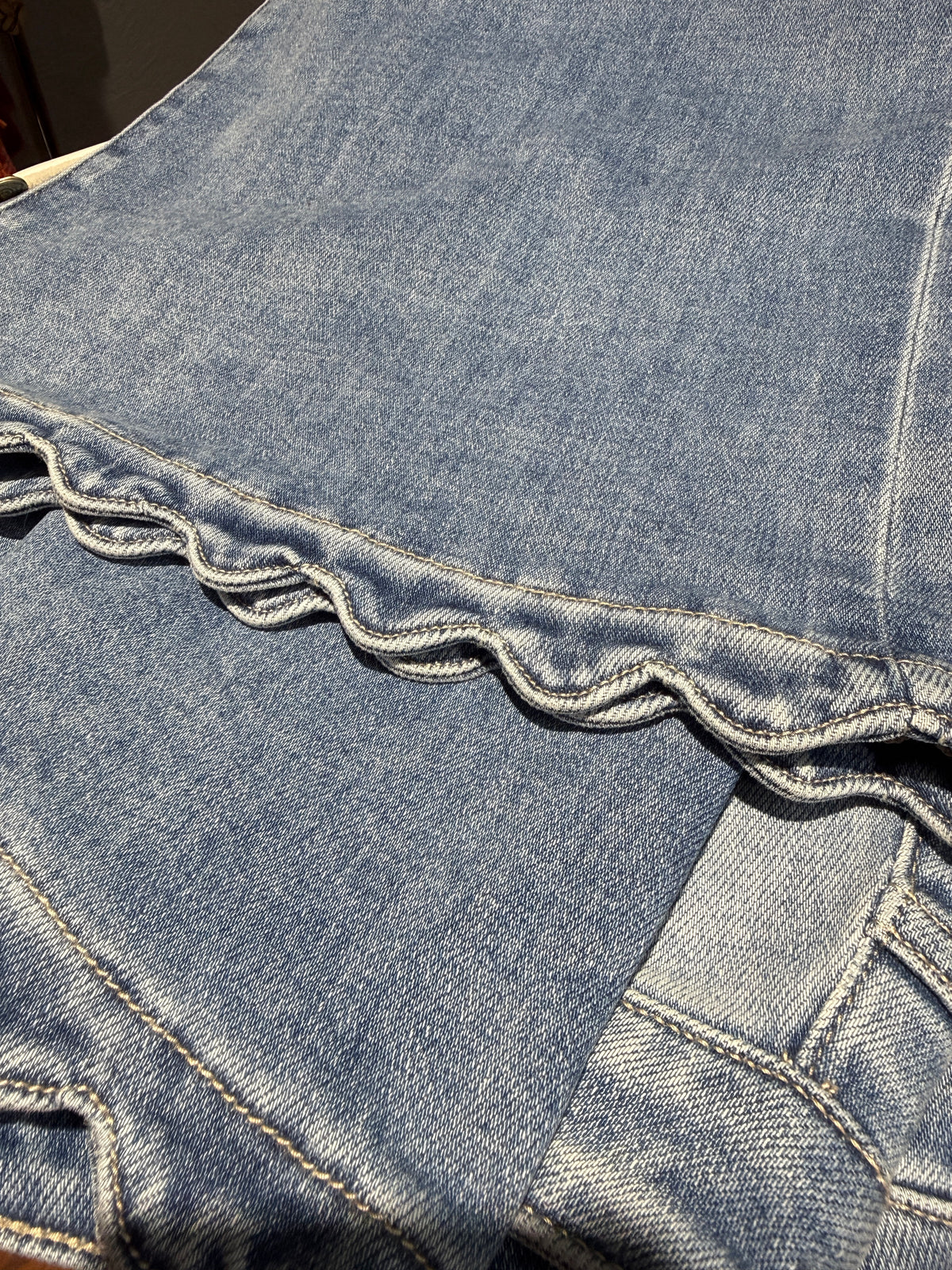 Risen High Rise Crop Wide Legs Jeans with Scallop Pockets