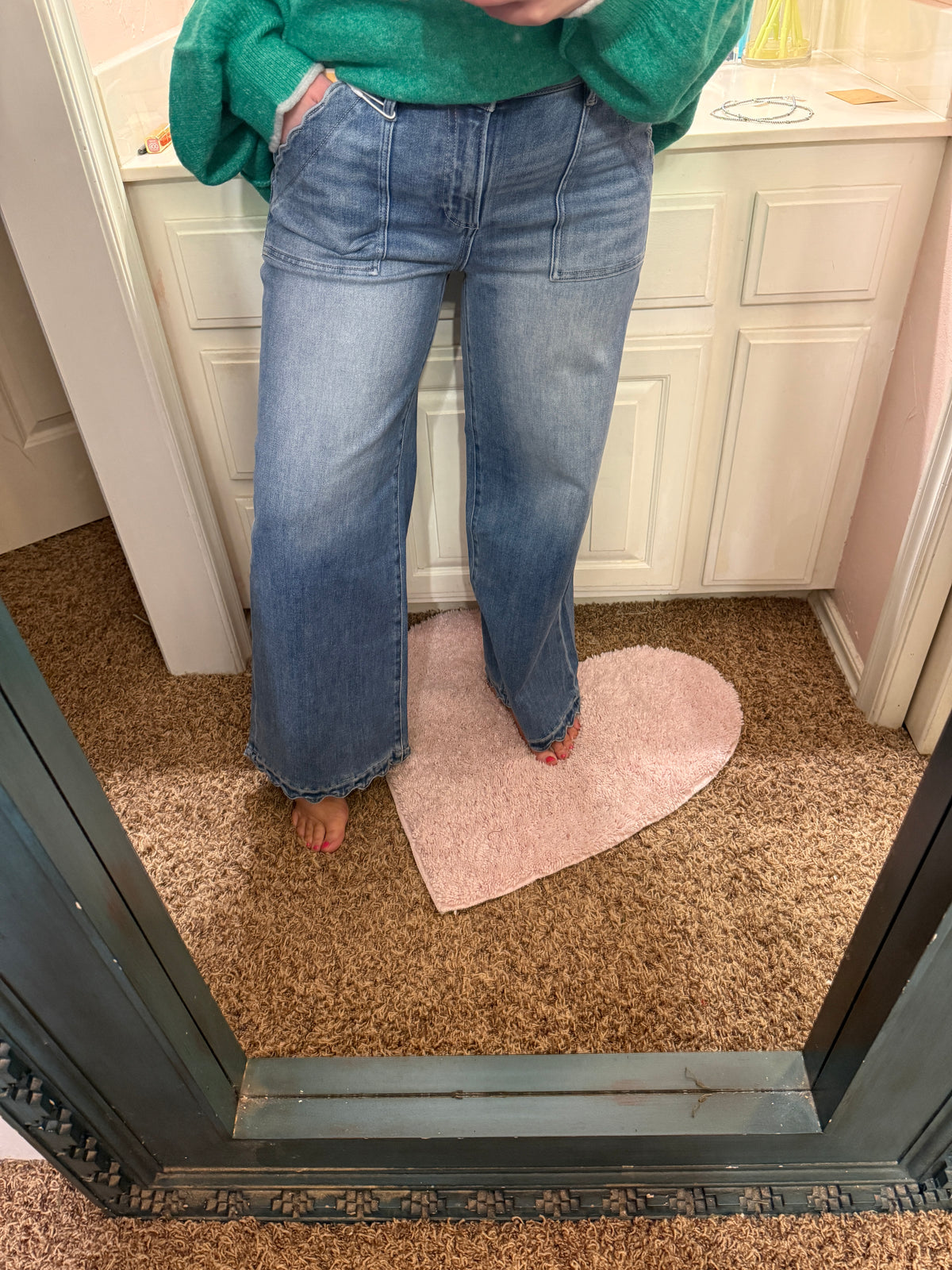 Risen High Rise Crop Wide Legs Jeans with Scallop Pockets