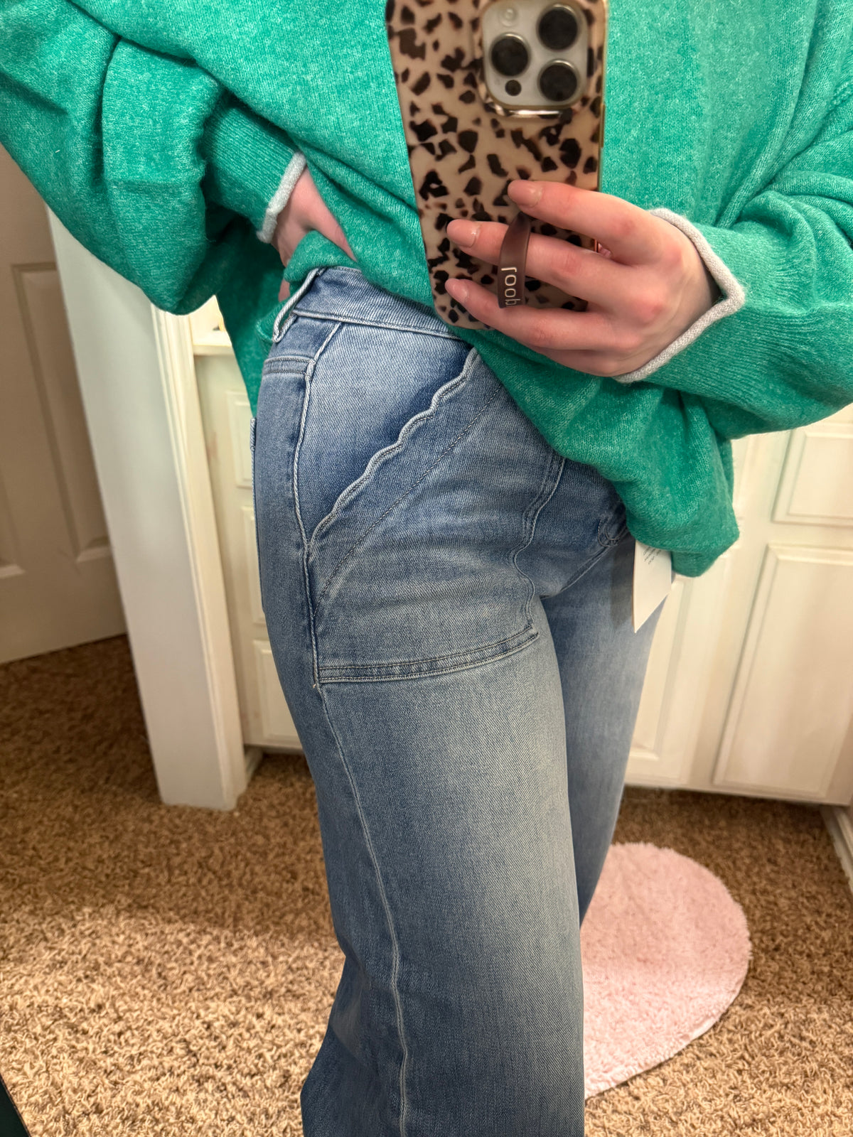 Risen High Rise Crop Wide Legs Jeans with Scallop Pockets